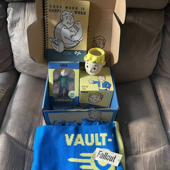 FALLOUT COLLECTOR BOX 5 PIECES VAULT BOY PLANTER, VAULT TEC SCARF, PIN, FIGURINE - Picture 7 of 16
